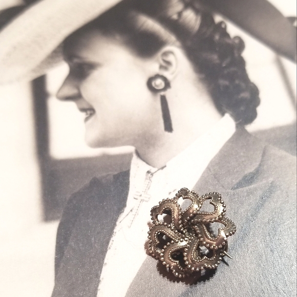 1800s Victorian Etruscan Sterling Hearts Brooch - Picture 7 of 7